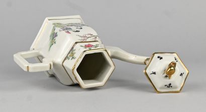 Théière chinoise en porcelaine polychrome,...