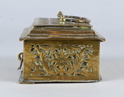 Coffret orientaliste ajouré en laiton repoussé,...