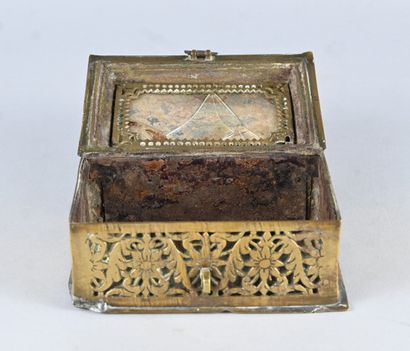 Coffret orientaliste ajouré en laiton repoussé,...
