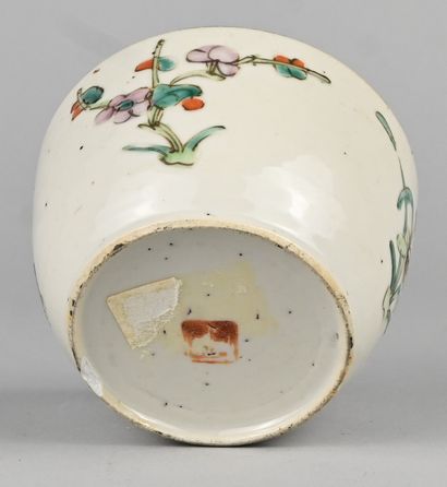 Petit bol chinois en porcelaine émaillée...
