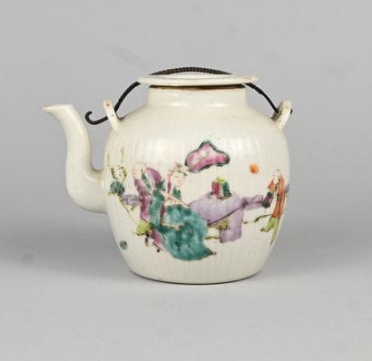 Théière chinoise en porcelaine à décor de...