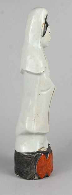 Grande figure chinoise de Guanyin en porcelaine...