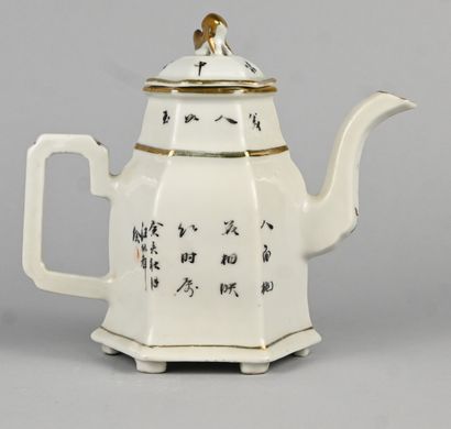 Théière chinoise en porcelaine polychrome,...