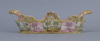 Jardinière ajourée en faïence polychrome,...