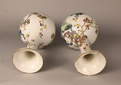 Paire de vases balustre en porcelaine à décor...
