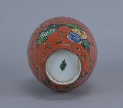 Vase balustre en porcelaine à fond corail,...