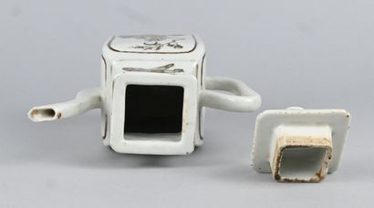 Théière chinoise en porcelaine à décor famille...