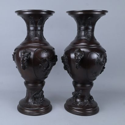 Paire de grands vases japonais en bronze...