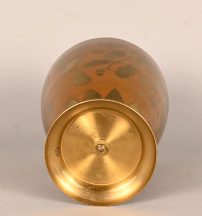 Grand vase Art Nouveau en laiton gravé à...