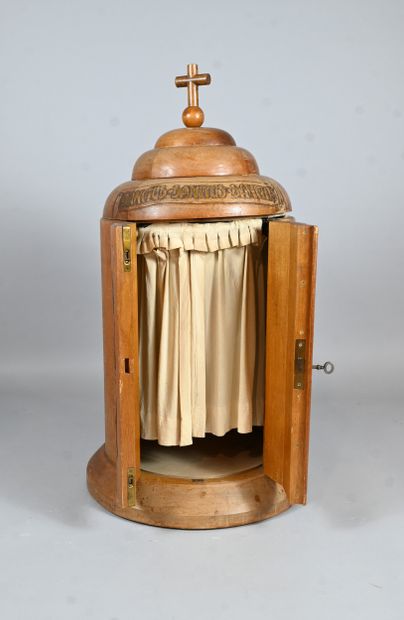 Tabernacle cylindrique Art Déco en bois sculpté
Important...