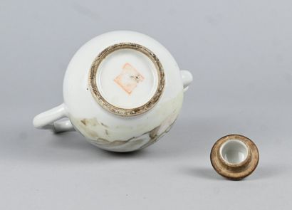 Théière chinoise en porcelaine à décor de...