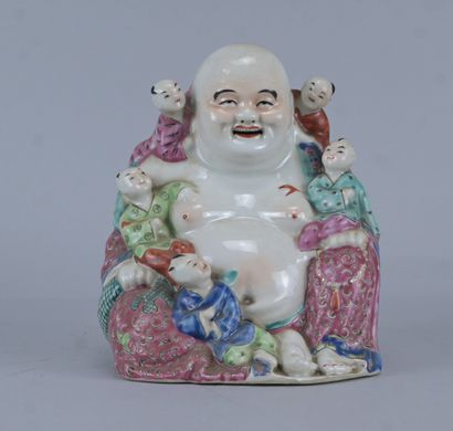 Bouddha rieur entouré d’enfants en porcelaine...