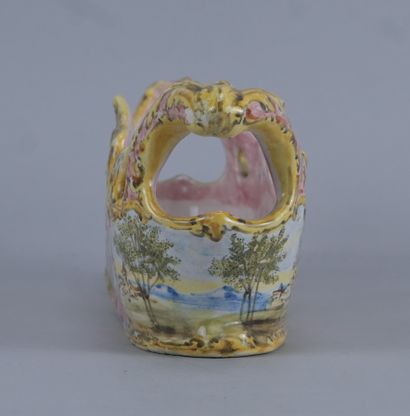 Jardinière ajourée en faïence polychrome,...
