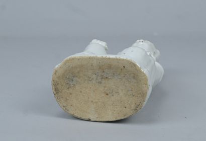 Guanyin assise en porcelaine Blanc de Chine,...