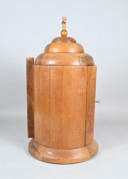 Tabernacle cylindrique Art Déco en bois sculpté
Important...