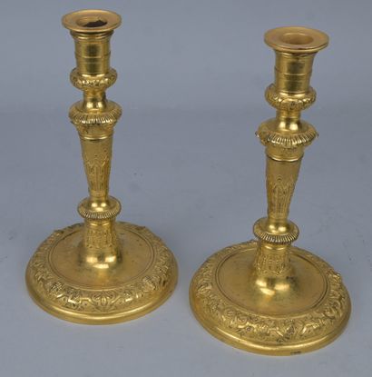 Paire de bougeoirs en bronze doré d’époque...