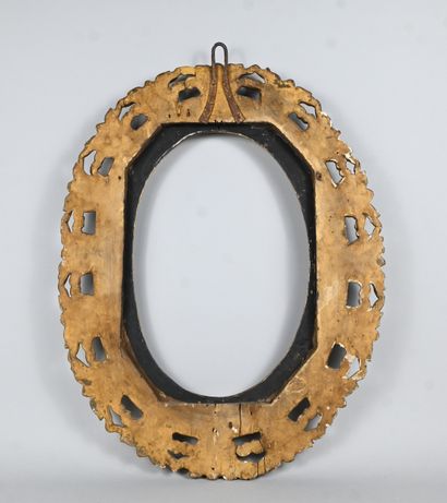Carved and gilt wood oval frame, 17th century...