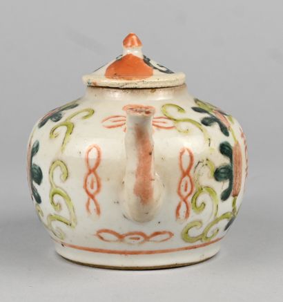 Théière chinoise en porcelaine polychrome,...
