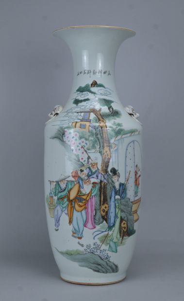 Grand vase chinois en porcelaine à décor...