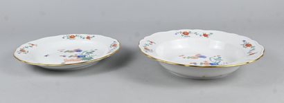 Paire d’assiettes creuses en porcelaine de...