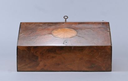 Coffret en marqueterie de bois noyer, style...