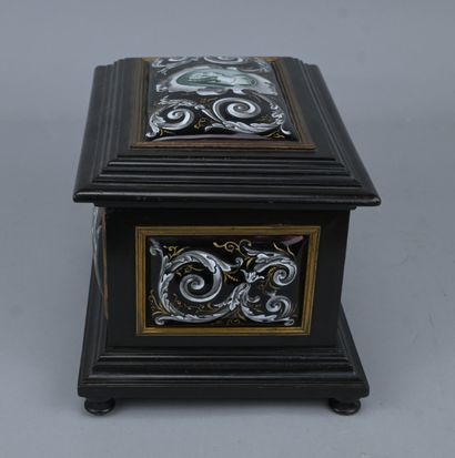 Coffret Napoléon III en bois noirci et panneaux...