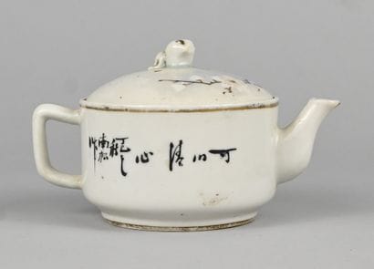 Théière chinoise en porcelaine à décor floral...