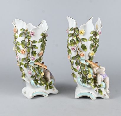 Paire de vases en porcelaine allemande à...