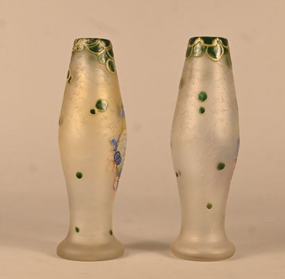 Paire de vases Art Nouveau en verre émaillé...