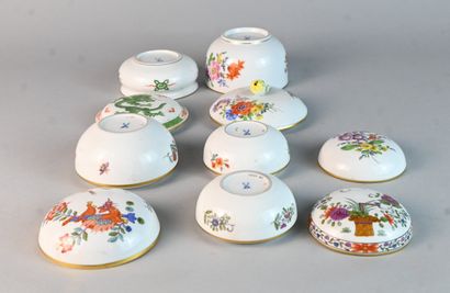 Lot de cinq boîtes couvertes en porcelaine...