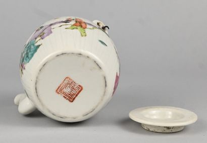 Théière chinoise en porcelaine à décor de...