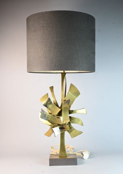 Lampe sculpturale en laiton doré attribuée...