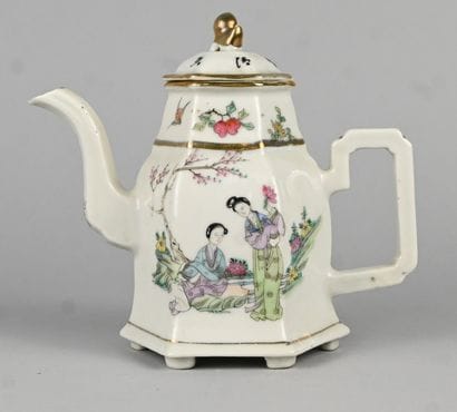 Théière chinoise en porcelaine polychrome,...