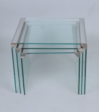 Suite de trois tables gigognes modernistes...