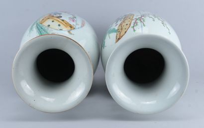 Paire de grands vases chinois en porcelaine...