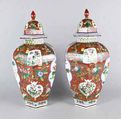Paire de vases couverts chinois en porcelaine...