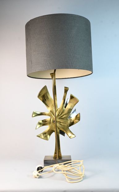 Lampe sculpturale en laiton doré attribuée...