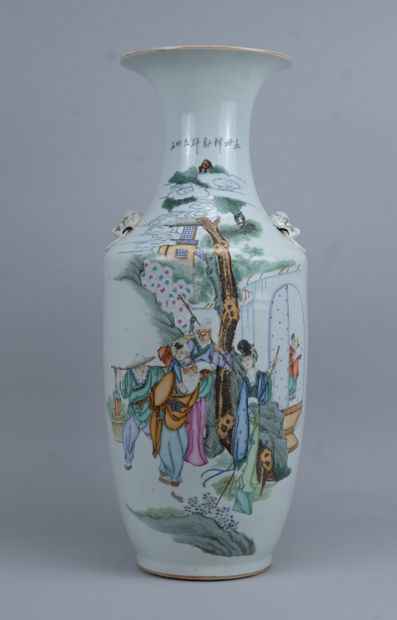 Grand vase chinois en porcelaine à décor...