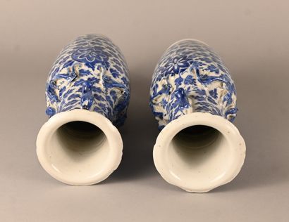 Paire de vases chinois en porcelaine bleu...