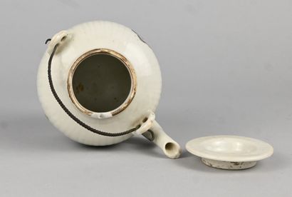 Théière chinoise en porcelaine à décor de...