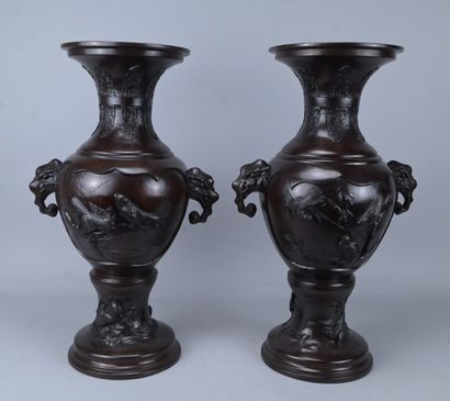 Paire de grands vases japonais en bronze...