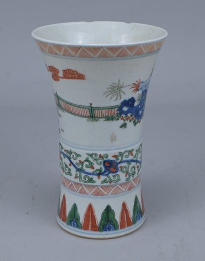 Vase en porcelaine de Chine de style Doucai,...