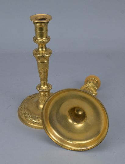 Paire de bougeoirs en bronze doré d’époque...