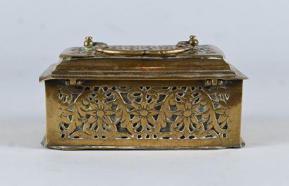 Coffret orientaliste ajouré en laiton repoussé,...
