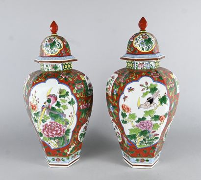 Paire de vases couverts chinois en porcelaine...