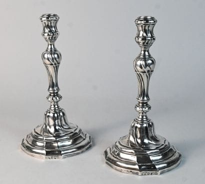 Paire de chandeliers en argent de style Louis...