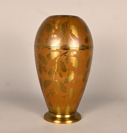 Grand vase Art Nouveau en laiton gravé à...