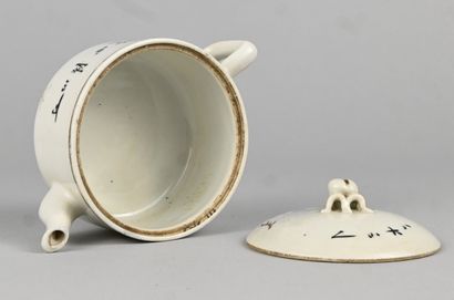Théière chinoise en porcelaine à décor floral...