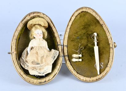 Poupée miniature dans coffret en forme d’œuf,...