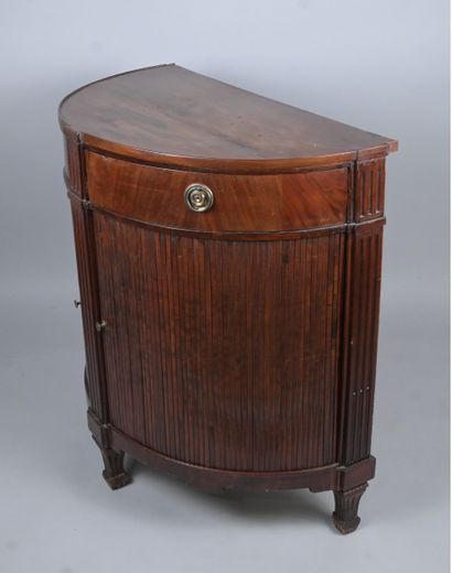 Meuble d'appui demi-lune de style Empire...